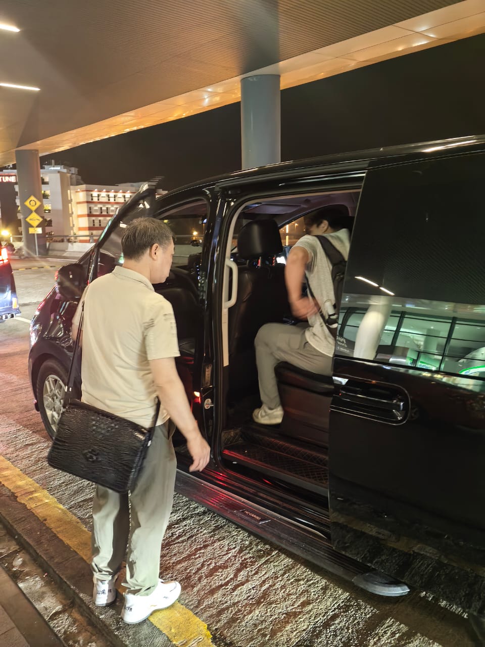 深夜机场路边准点接机