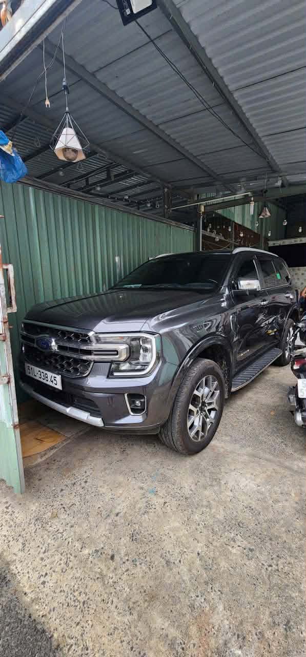 Ford Everest Titanium — 7 座 SUV · 商务 / 山地